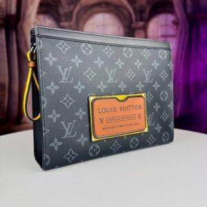 Louis Vuitton (𝙘𝙡𝙪𝙩𝙘𝙝) 